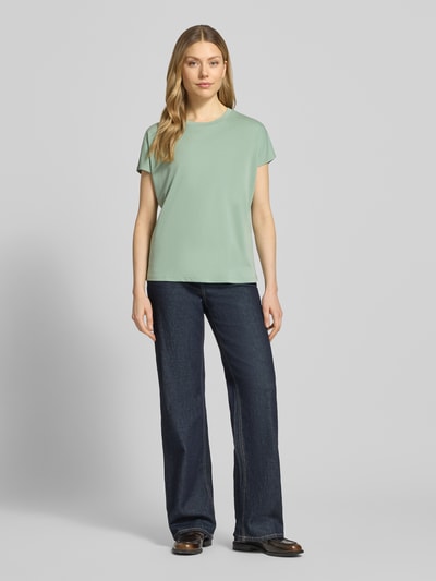 Frauenmodel trägt T-Shirt aus Modal-Mix mit Rundhalsausschnitt von Jake*s Collection in sanftem Grün, Regular-Fit, glatte Textur, Rückenlänge 58 cm bei Größe S, Ganzkörperansicht von vorne.