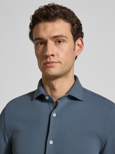 Męski model nosi Shaped Fit Freizeithemd aus reiner Baumwolle od Marc O'Polo, niebieska, gładka pikowana bawełna, z przodu.