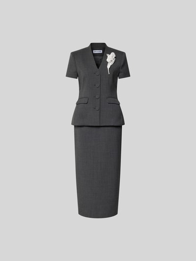 Frauenmodel trägt Midikleid mit Woll-Anteil von Self-Portrait in Dunkelgrau, taillierte Passform, florale Applikation, V-Ausschnitt, Kurzärmelig, Elastischer-Material-Mix, Ganzkörperansicht von vorne.