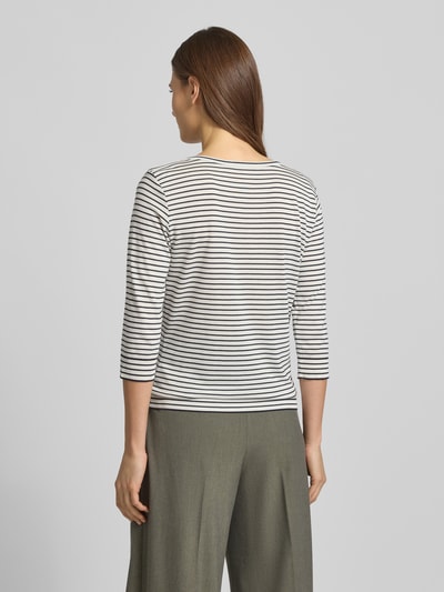 Modelka nosi Longsleeve mit 3/4-Ärmel von Windsor, lyocell-bawelna, krój regular fit, biało-czarne paski, widok całej sylwetki z tyłu.