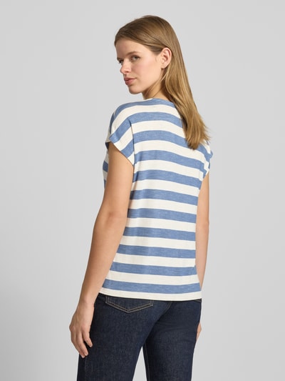 Frauenmodel trägt Regular Fit T-Shirt aus Viskose-Mix Modell 'LIRA' von Only, blau-weiß gestreift, Feinripp, Ganzkörperansicht Rückansicht.
