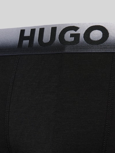 Produktfoto, Slim Fit Trunks aus Modal-Mix im 3er-Pack Modell 'SPRAY' von HUGO, krój slim fit, pas z logo, elastyczny ściągacz, zestaw 3 szt., wykończenie materiału: mieszanka modalu, tkana faktura, kolor czarny, z bliska.