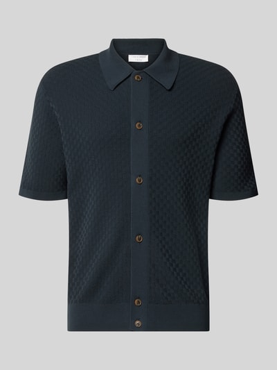 Produktfoto, Regular Fit Poloshirt mit Strukturmuster Modell 'ARAAWEN' von Tiger Of Sweden, krój regular fit, fakturowany wzór, koszulka polo, bawełna, z krótkim rękawem, kołnierzyk polo, listwa guzikowa na całej długości, długość tyłu w rozmiarze M 68 cm, długość rękawów w rozmiarze M 28 cm