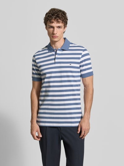 Männermodel trägt Modern Fit Poloshirt mit Logo-Stitching von Christian Berg Men, gestreift in Blau und Weiß, reine Baumwolle, Ganzkörperansicht von vorne.