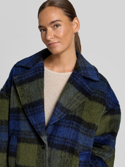 Vrouwenmodel draagt Relaxed Fit lange jas met wol van Jake*s Casual in blauw en olijfgroen ruitpatroon, Nahaufnahme Oberkörper