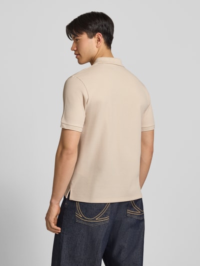 Männermodel trägt Regular Fit Poloshirt mit Strukturmuster Modell 'AUSTIN' van Jack & Jones, katoenmix, beige kleur, stoftextuur, rugaanzicht, context: heren poloshirt, structuurpatroon, stiksels, knoopsluiting, ruglengte bij maat M 69 cm.