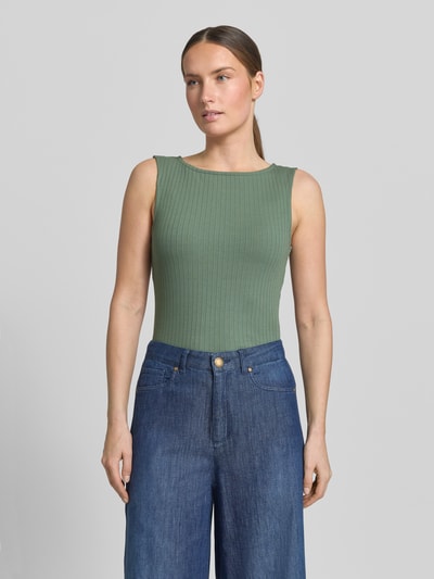 Frauenmodel trägt Slim Fit Tank Top aus Baumwoll-Mix Model 'RUBY' von Vero Moda, unifarben in Grün, Rippstruktur, breite Träger, Ganzkörperansicht von vorne.