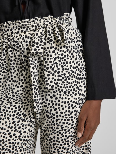 Frauenmodel trägt Culotte mit Bindegürtel Modell 'JOSA' von Vila im Loose-Fit mit Elastischer Bund und seitliche Eingrifftaschen, Nahaufnahme Oberkörper.