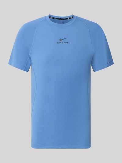 Produktfoto, Slim Fit Sport-T-Shirt mit Label-Print Modell 'Pro' von Nike in Hellblau mit kurzem Arm und glatter Oberfläche, Herren Sport-T-Shirt von Nike Training