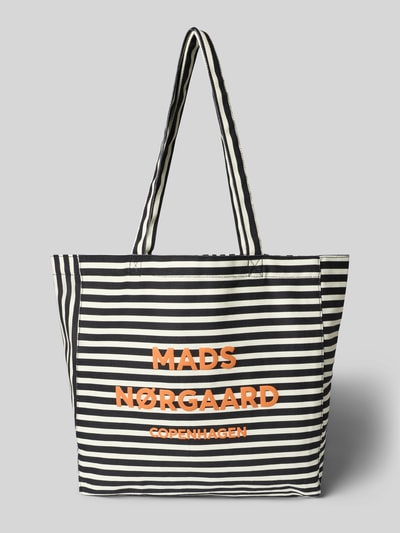 Produktfoto, Shopper aus Baumwolle mit Logo Modell 'Boutiqno Athene' von MADS NØRGAARD, schwarz-weiß gestreift, oranges Logo, rechteckige Form, strukturierte Textur, großes offenes Hauptfach, Tragehenkel und Schulterriemen, Maße: 37x35x11 cm, Riemenlänge 61 cm