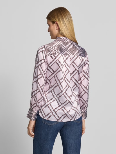 Vrouwenmodel draagt Regular fit overhemdblouse uit zijdemix van HERZENS, elastische zijdemix, overhemdkraag, met lange mouwen, ruglengte maat 36: 68 cm, mouwlengte maat 36: 62 cm, Regular Fit Hemdbluse aus Seiden-Mix van HERZENS, geheellichaamsbeeld achteraanzicht.