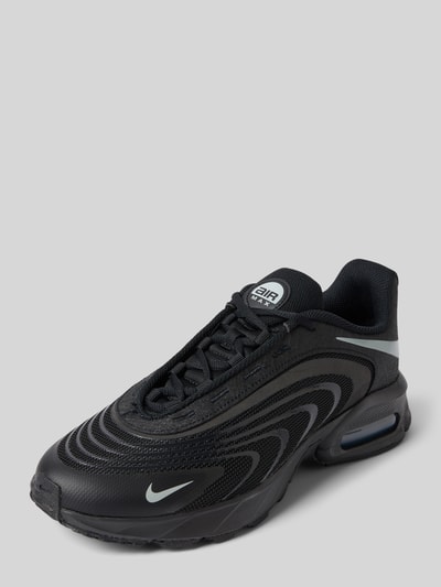 Produktfoto, Sneaker mit Logo-Print Modell 'Air Max Fire' von Nike in Schwarz mit Schnürverschluss und abgerundeter Passform, strukturierte Oberfläche