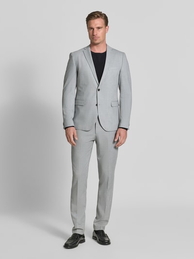 Männermodel trägt graues Slim Fit Sakko mit Viskose-Anteil von s.Oliver BLACK LABEL, schwarze Schuhe, Ganzkörperansicht von vorne.