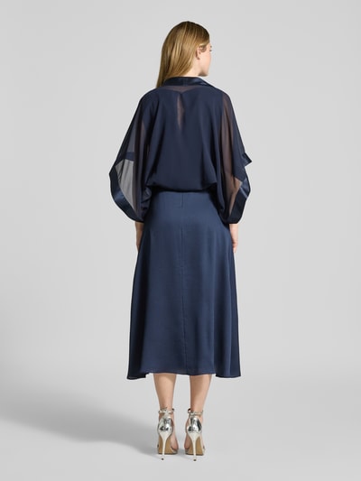Mównemodel nosi Bolero mit weitem Arm von Vera Mont, luźny krój, półprzezroczysty, szerokie 1/2 rękawy, długość pleców 32 cm w rozmiarze S, widok całej sylwetki z tyłu