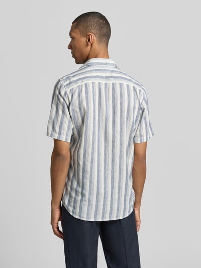 Männermodel trägt Regular Fit Freizeithemd mit Kentkragen und Brusttasche von Lerros, Streifenmuster, Material-Mix, Rückenlänge 77 cm, Ganzkörperansicht Rückansicht.