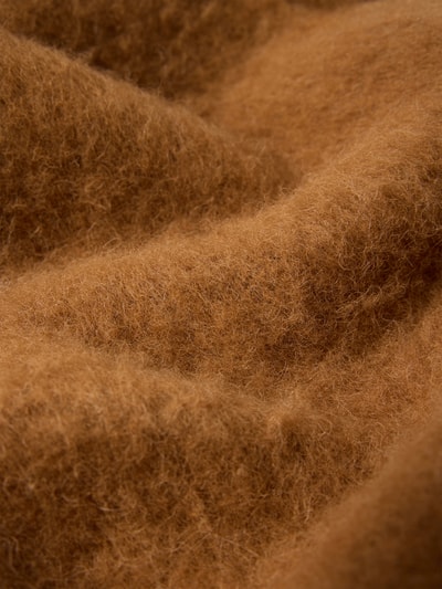 Produktfoto, Struktur und weiche Textur in warmem Braun des DRYKORN Schal aus Alpaka-Mix mit Fransen Modell 'ELURA', rechteckige Form.