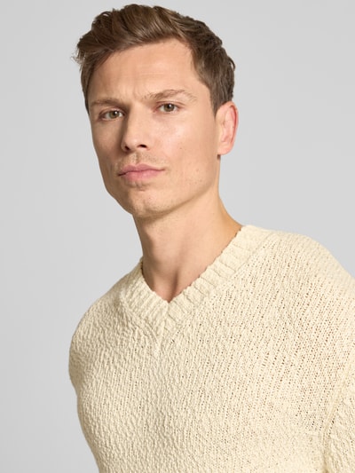 Männermodel trägt Regular Fit Strickpullover aus reiner Bio-Baumwolle Modell 'Angus' von SELECTED HOMME, Struktur, Optik: unifarben, Nahaufnahme Oberkörper.