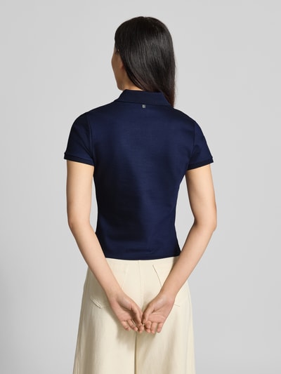 Vrouwenmodel draagt donkerblauw regular fit poloshirt uit viscosemix model 'Dereyel' van HUGO, Dames poloshirt, volledige achteraanzicht.