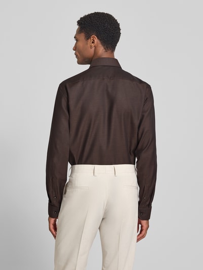 Christian Berg Men Regular Fit Business-Hemd mit Strukturmuster und Kentkragen Dunkelbraun 5