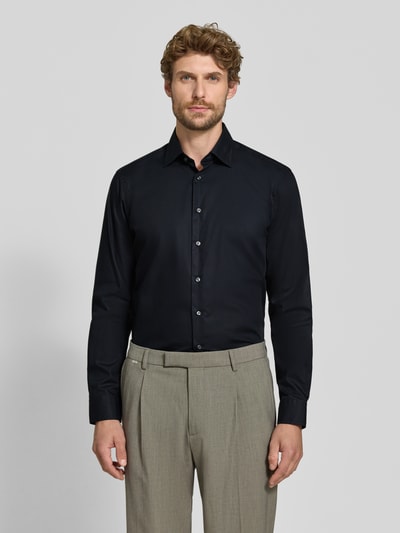 Männermodel trägt Regular Fit Business-Hemd mit Kentkragen von Christian Berg Men, reine Baumwolle, schwarze Farbe, Ganzkörperansicht von vorne.