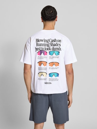 Männermodel trägt Regular Fit T-Shirt mit Logo-Stitching von ANOTHER COTTON LAB aus reiner Baumwolle mit Rundhalsausschnitt, Rückenlänge 66 cm, Ganzkörperansicht Rückansicht.