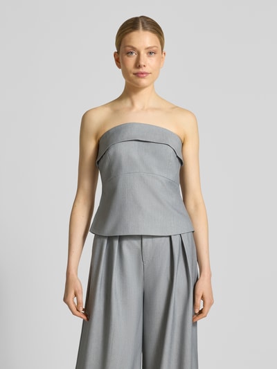 Frauenmodel trägt graues Bandeau-Top mit Viskose-Anteil Modell 'Hanna' von My Essential Wardrobe, leicht ausgestellter Schnitt, Ganzkörperansicht von vorne.