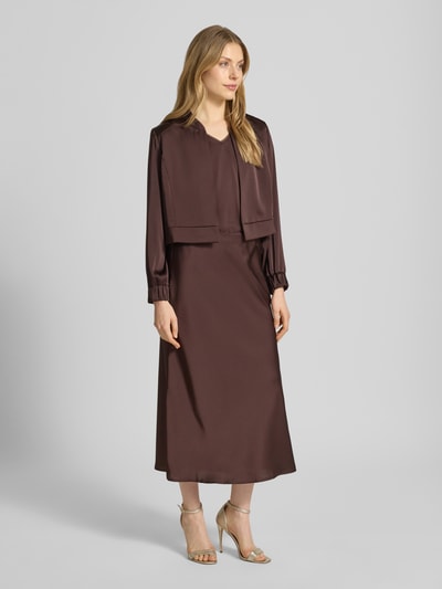 Frauenmodel trägt Regular Fit Blazer mit Stehkragen von V by Vera Mont, brauner Satin, offenes Design, Ganzkörperansicht von vorne.