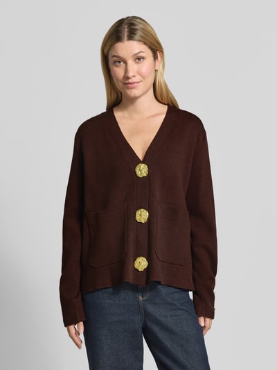 Vrouwenmodel draagt Strickjacke aus Viskose-Mix mit V-Ausschnitt van Apricot, regular fit, knopenlijst, opgestikte zakken, voorkant volledige lichaamsopname.