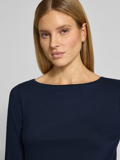 Frauenmodel trägt Regular Fit Langarmshirt aus Bio-Baumwoll-Mix von Tom Tailor in dunkelblauer Melange-Optik mit U-Boot-Ausschnitt, Nahaufnahme Oberkörper.