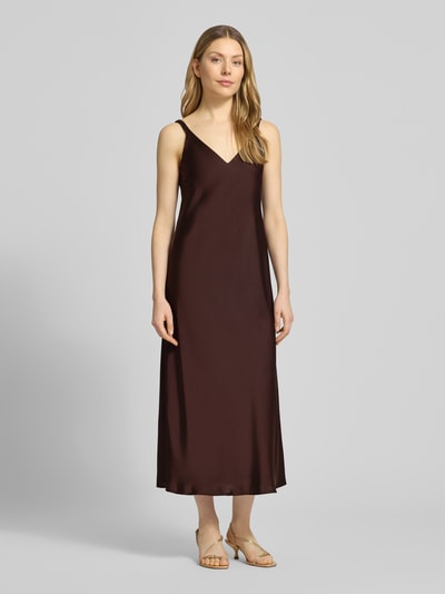 Frauenmodel trägt Regular Fit Midikleid mit V-Ausschnitt von V by Vera Mont aus braunem Satin, ärmelloses-Design, Rückenausschnitt, Ganzkörperansicht von vorne. Brustweite 37 cm, Rückenlänge 129 cm bei Größe 36.