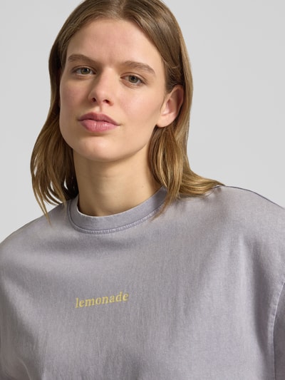 Vrouwenmodel draagt oversized dames t-shirt met gemêleerde look, opschrift, ronde hals, korte mouw, van biologisch katoen, Oversized T-shirt uit bio-katoen model 'KINNA LIFE' van Only, Nahaufnahme bovenlichaam.