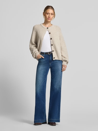 Frauenmodel trägt Flared Fit Jeans aus Baumwoll-Mix von Liu Jo White in mittlerem Blau mit 5-Pocket-Design, Knopf- und Reißverschluss, elastischer Baumwollmix, Ganzkörperansicht von vorne.