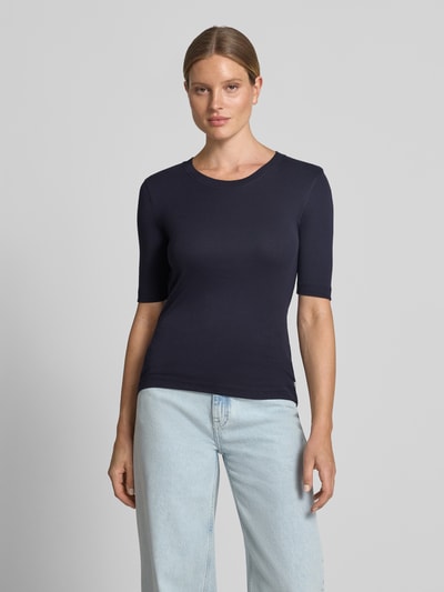 Vrouwenmodel draagt t-shirt met ronde hals en 1/2-mouwen van closed, mix van katoen en modal, slim fit, ruglengte maat S 61 cm, voorkant volledig lichaam