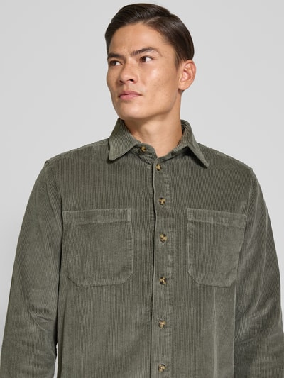 Christian Berg Men Koszula casualowa o kroju regular fit ze sztruksu z kołnierzykiem typu kent Metaliczny zielony 3
