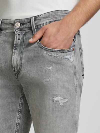 Männermodel trägt Slim Fit Jeans im Used-Look Modell 'Anbass' von Replay, grauer Baumwoll-Mix, 5-Pocket, Nahaufnahme Oberkörper.
