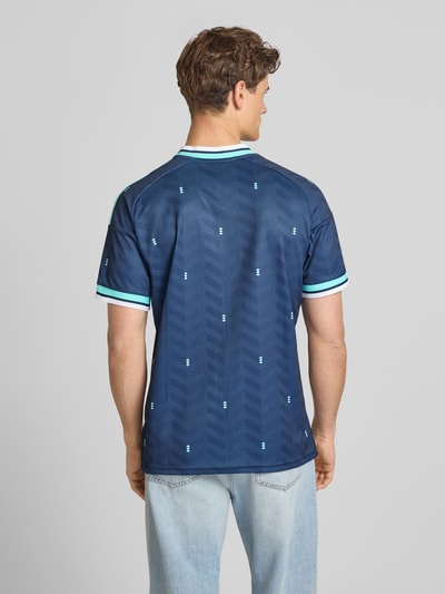 Männermodel trägt DFB Auswärtstrikot Deutschland 2026 von adidas, Optik: Mehrfarbig, Passform: Slim-Fit, V-Ausschnitt, Kurzarm, Ganzkörperansicht Rückansicht.