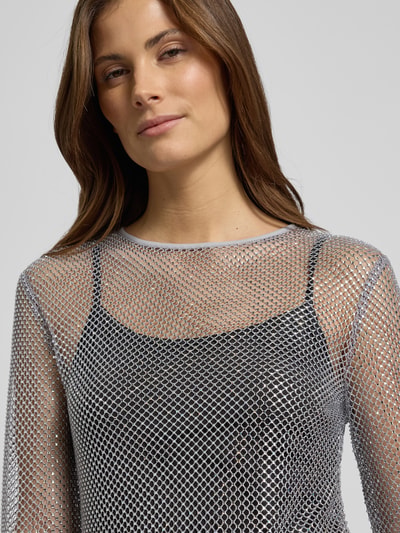 Frauenmodel trägt Longsleeve mit Lochstickerei Modell 'LOPEROSO' von Marella, Material-Mix mit Stretch-Anteil, Regular-Fit, Nahaufnahme Oberkörper.