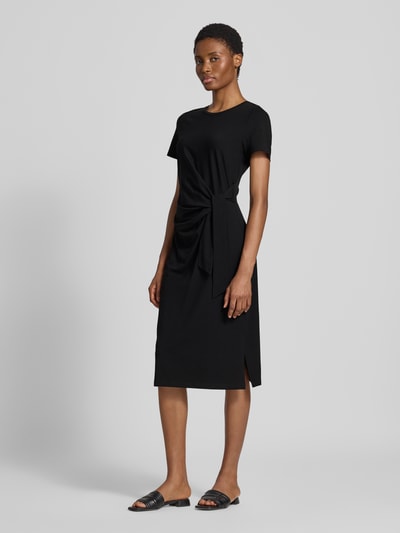Kobiece modelka nosi czarne Tailliertes Freizeitkleid aus Baumwoll-Mix von s.Oliver RED LABEL, prosta faktura, Ganzkörperansicht z przodu.