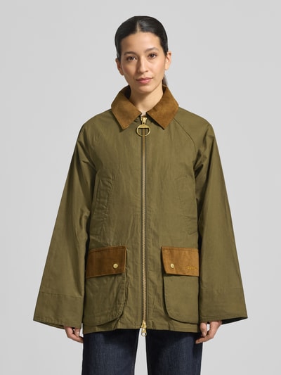 Vrouwenmodel draagt Regular Fit functioneel jack uit puur katoen Model 'LANESHAW' van Barbour, look: effen, platte kraag, ritssluiting, applicatie met labelstitching, lange mouw, waterdicht, klepzakken, puur katoen, frontale volledige lichaamsopname.