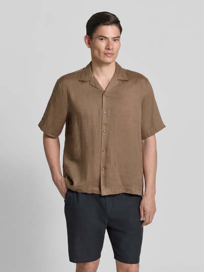 Mannelijk model draagt Relaxed Fit Leinenhemd mit Resortkragen Modell 'KYLIAN' van SELECTED HOMME, effen bruin, puur linnen, voorkant hele lichaam.