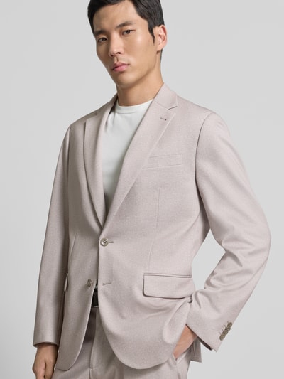 Männermodel trägt 2-Knopf-Sakko mit Reverskragen von Christian Berg Men in hellem Beige, Material-Mix, Nahaufnahme Oberkörper.