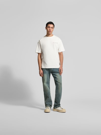 Männermodel trägt Bootcut Fit Jeans aus Baumwoll-Mix von Don't Waste Culture, blaue Waschung, 5-Pocket-Design, Kontrastnähte, Ganzkörperansicht von vorne.