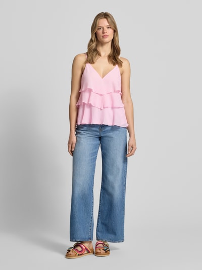 Vrouwenmodel draagt Regular Fit Trägertop met Volants model 'LINN' van Only, look: effen, V-hals, verstelbare spaghettibandjes, Ganzkörperansicht von vorne.