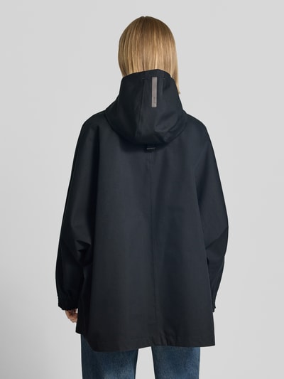 Männermodel trägt Jacke mit Kapuze und Eingrifftaschen Modell 'FEEL' von G-LAB, czarny bawełniany mix, luźny krój, widok z tyłu, ganzkörperansicht rückansicht; kaptur z troczkiem, kryty zamek błyskawiczny, boczne kieszenie, regulowane mankiety na napy; długość pleców w rozmiarze S: 78 cm, szerokość ramion w rozmiarze S: 49 cm, szerokość w biuście w rozmiarze S: 84 cm, długość rękawa w rozmiarze S: 58 cm