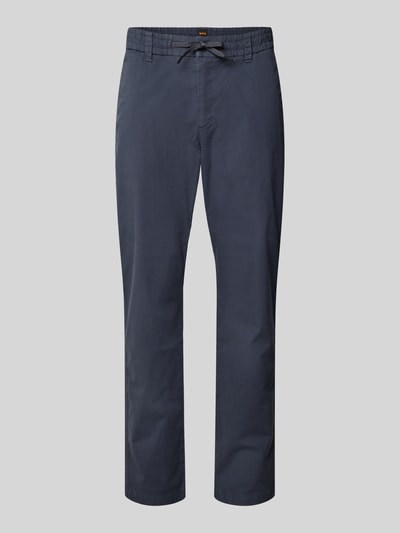 Produktfoto, dunkelblaue Tapered Chino aus Baumwoll-Mix Modell 'CHINO-TAPERED-DS-10' von BOSS Orange mit Tunnelzug, Gürtelschlaufen, elastischem Bund, unifarbener Optik und seitlichen Eingrifftaschen auf hellem Hintergrund