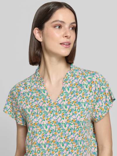 Frauenmodel trägt Relaxed Fit Bluse aus Viskose-Mix Modell 'Aya' von ICHI mit Floraler-Allover-Print, Tunika-Ausschnitt, Nahaufnahme Oberkörper.