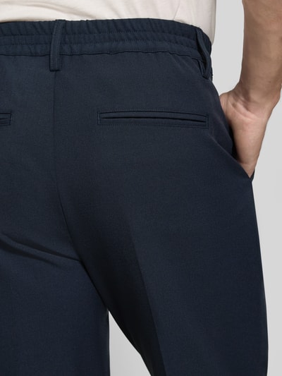 Männermodel trägt Heren broek met elastische band en persplooien Model 'MARC 2.0' van Casual Friday, Materiaalmix met viscose, detailaufnahme rug.