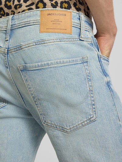 Männermodel trägt Straight Fit im 5-Pocket-Design Modell 'Clark' von JACK & JONES, hellblauer Denim, Detailaufnahme Rückansicht, elastischer Baumwoll-Mix.