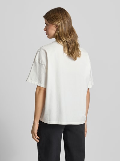 Kobiece model nosi damski t-shirt Oversized Fit T-Shirt mit Label-Stitching Modell 'BRACY' od Pegador z bawełny, krój oversized fit, okrągły dekolt, wyhaftowane logo, długość tyłu w rozmiarze S: 61 cm, jasny kolor, widok całej sylwetki z tyłu