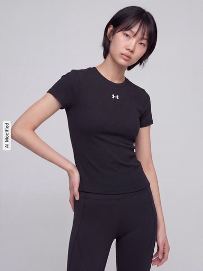 Frauenmodel trägt Regular Fit Sport-T-Shirt mit Logo-Print von Under Armour, Damen Sport-T-Shirt, schwarze Farbe, schlichte Struktur, Ganzkörperansicht von vorne, KI-modifiziertes Bild.